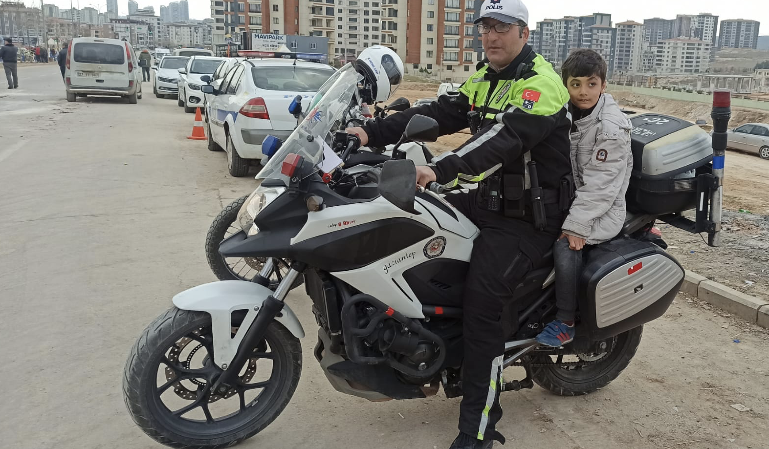 8 yaşındaki  Ömer Ali’nin isteğini motosikletli trafik polisi geri çevirmedi