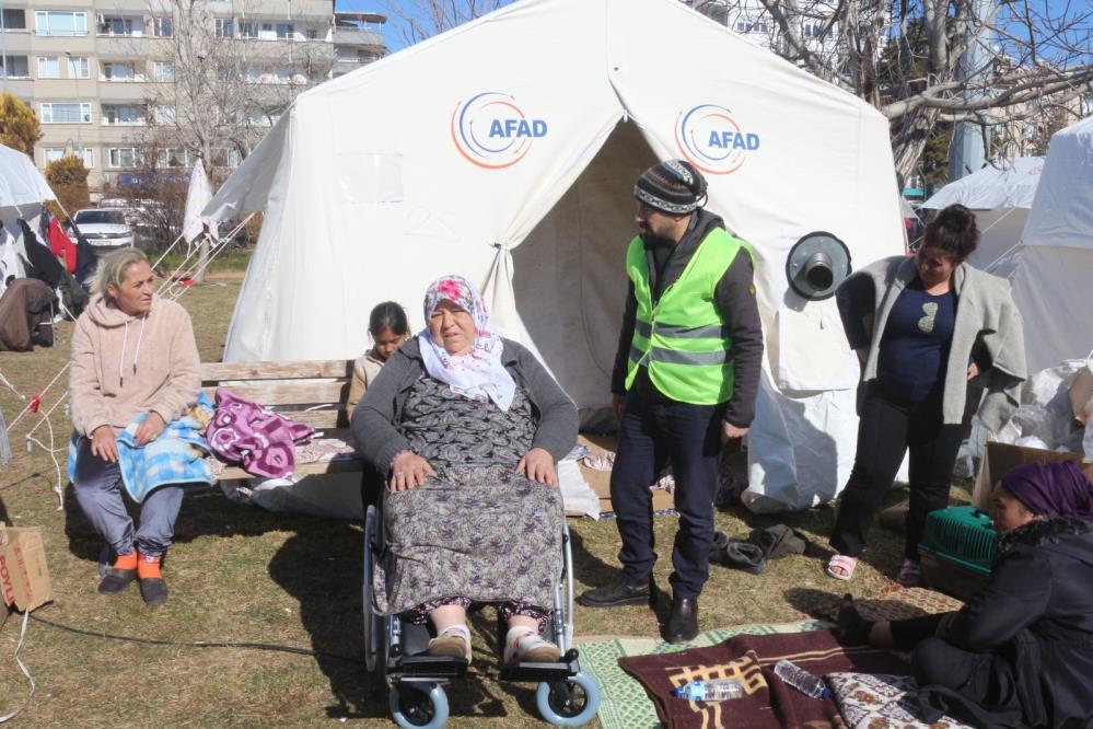 Gaziantep Büyükşehir Belediyesi (GBB) tarafından engelli depremzedelere 500’ü aşkın medikal malzeme dağıtıldı.