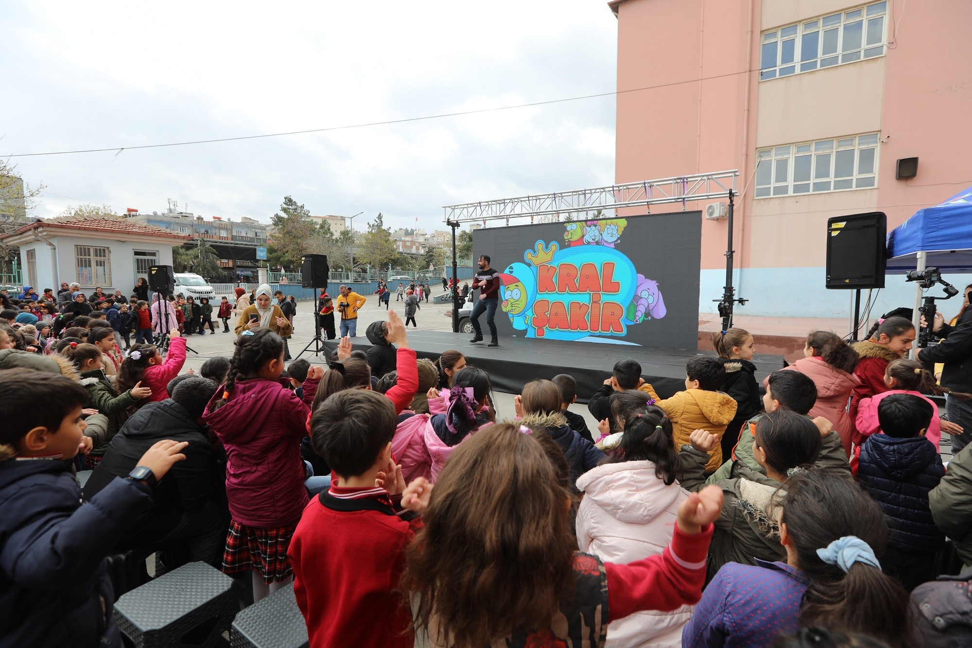 Büyükşehir’den afetzede çocuklar için sinema etkinliği