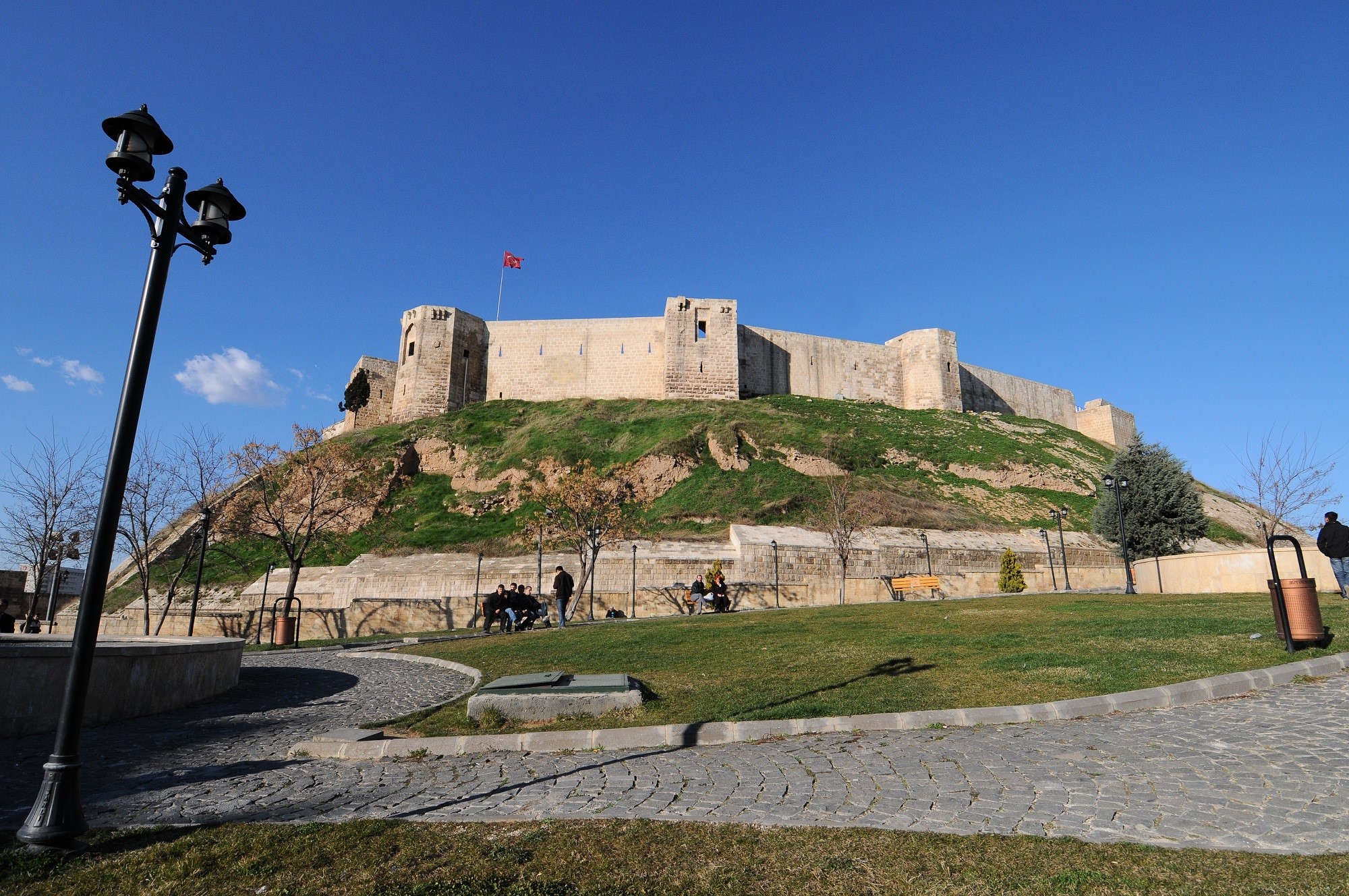 Depremde hasar gören tarihi kalenin restorasyonuna başlanıyor