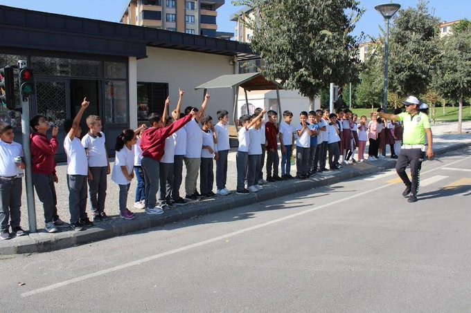 Çocuklar, trafik kurallarını eğlenerek öğreniyorlar