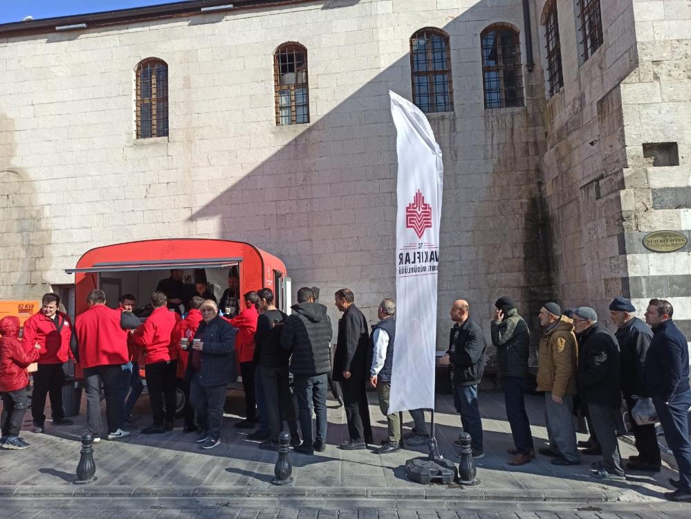 Gaziantep Vakıflar Bölge Müdürlüğü, vatandaşlara salep ikramında bulundu