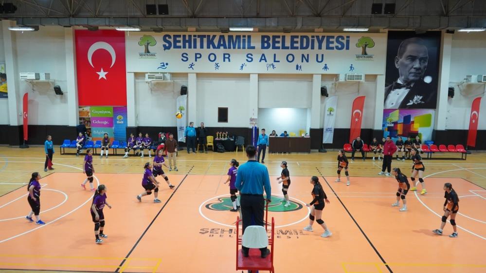 Şehitkamil’de yıldız kızlar voleybol turnuvası sona erdi