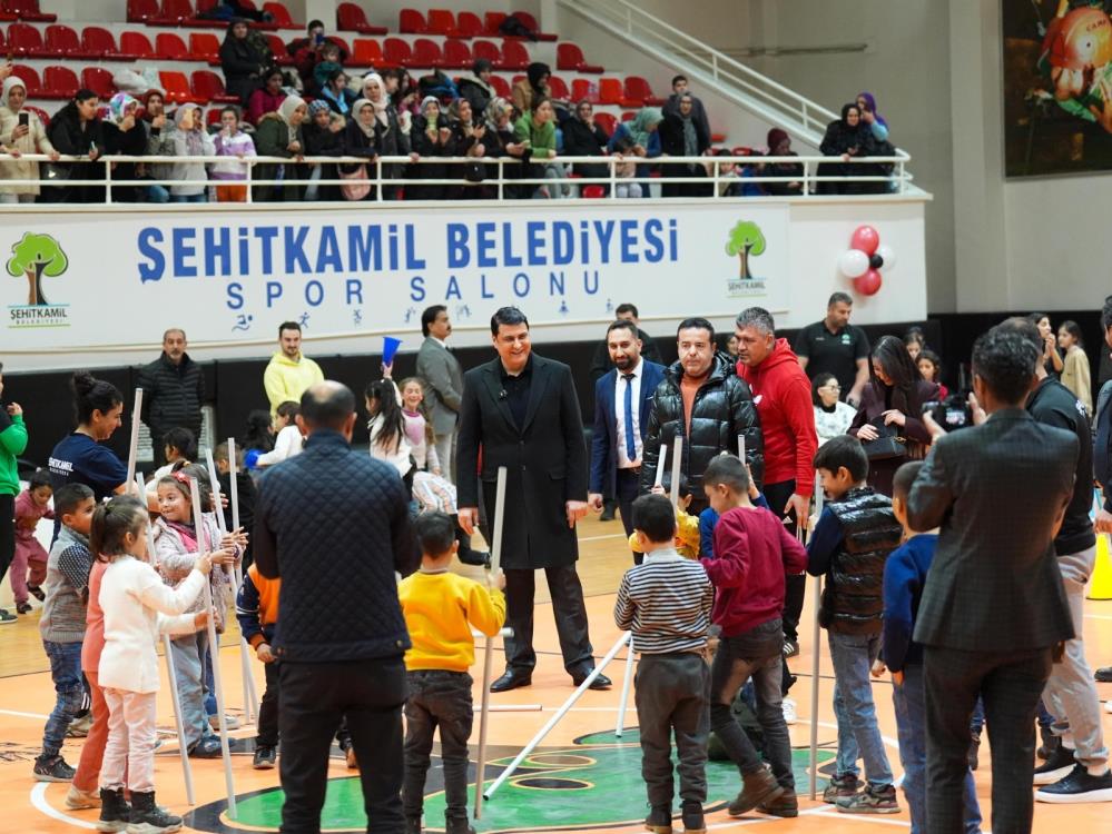 Yılmaz’dan çocuklara karne hediyesi