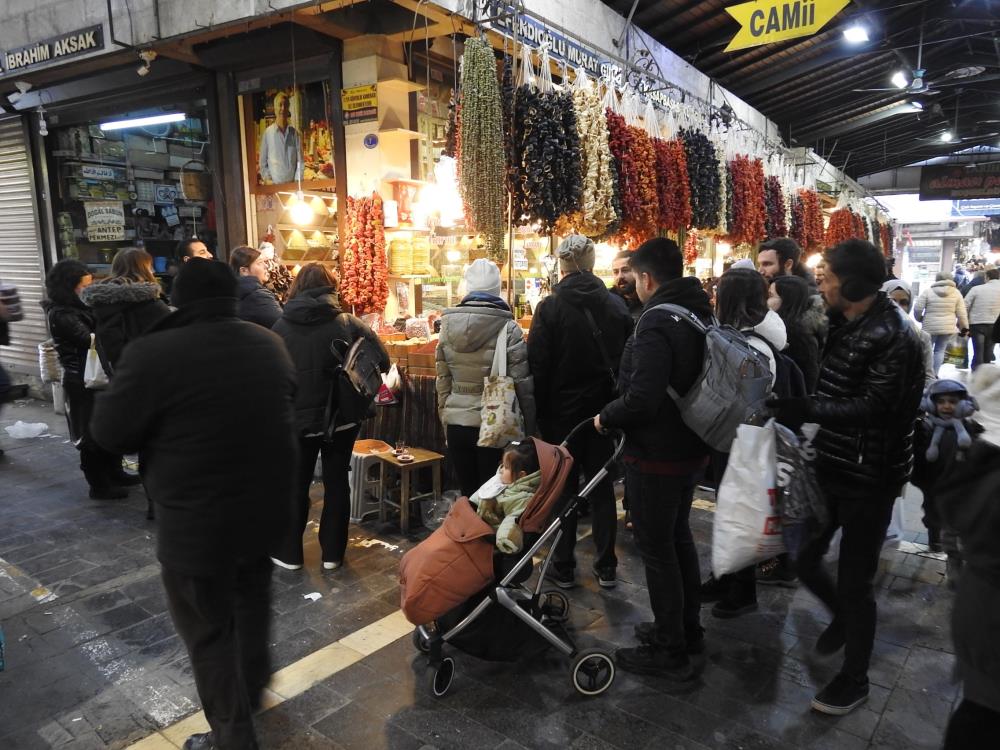 Gaziantep’te Ramazan öncesi hafta sonu çarşı pazarda yoğunluk