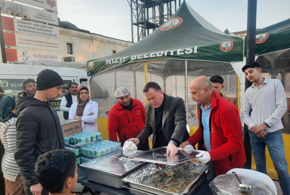 Nizip Belediyesi, iftar sofralarıyla yüzlerce vatandaşı ağırlıyor