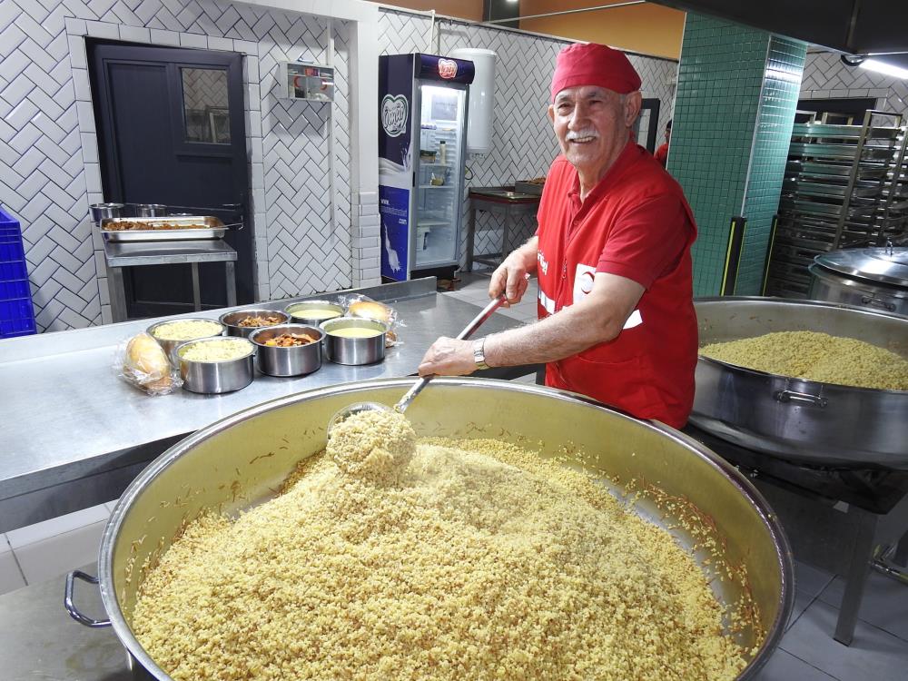 Depremde Binlerce Kişiye Yemek Yaptı! Sebebi Şaşırtıcı!